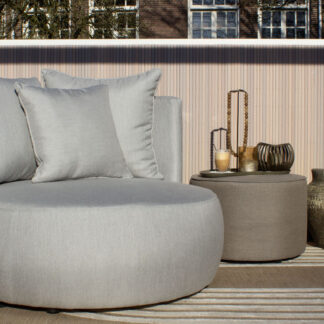 UrbanSofa-Outdoor-Ibiza-ronde-buiten-fauteuil-Sunbrella-Natte-Grey-Chine-op-zonnig-buiten-terras-1.jpg