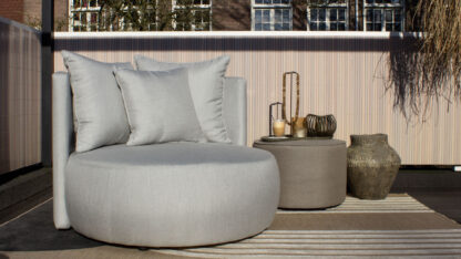 UrbanSofa-Outdoor-Ibiza-ronde-buiten-fauteuil-Sunbrella-Natte-Grey-Chine-op-zonnig-buiten-terras-1.jpg
