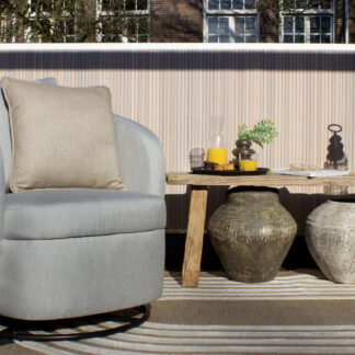 UrbaSofa-Outdoor-Vince-buiten-fauteuil-Sunbrella-Natte-Grey-Chine-op-zonnig-buiten-terras-1.jpg