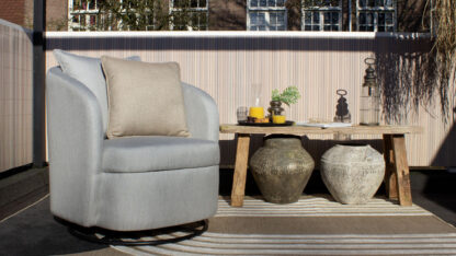 UrbaSofa-Outdoor-Vince-buiten-fauteuil-Sunbrella-Natte-Grey-Chine-op-zonnig-buiten-terras-1.jpg