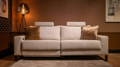 UrbanSofa-Dylan-Sofa-met-Recliner-Mulberry-Sand-1.jpg