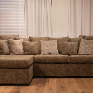 UrbanSofa-Bodhi-Loungebank-met-Savanna-Rugkussen-in-Charmonix-Espresso-1.jpg